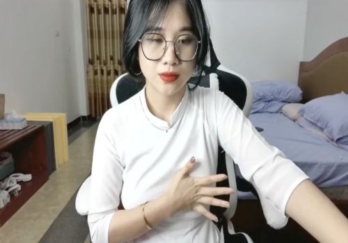 Anna Gấu thủ dâm trong bộ áo dài truyền thống